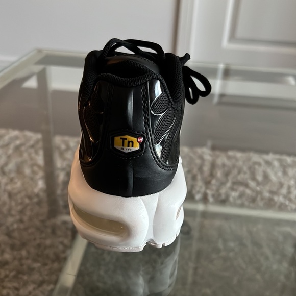 Womens classic Nike airmax plus in 7.5 US. Never been worn. - Picture 3 of 6